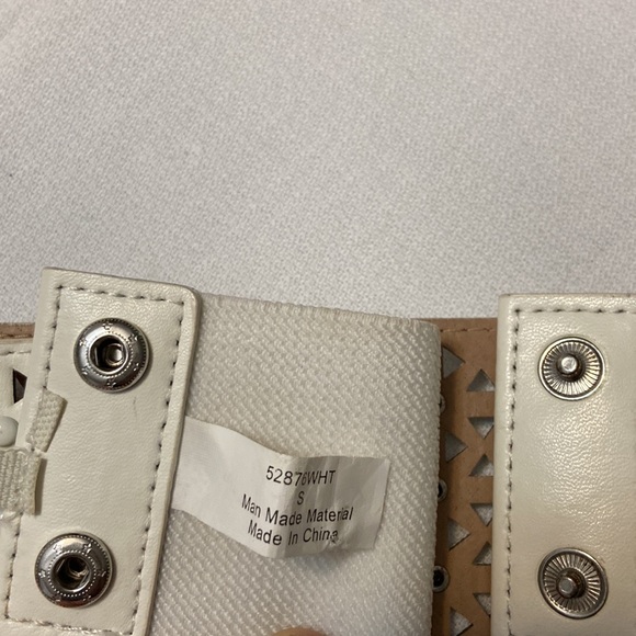 White Laser Cut Bead Embellished Wide Womens Stretch Fashion Belt size 28 EUC - Picture 6 of 7